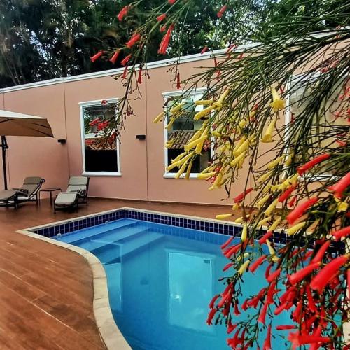 ein Pool vor einem Haus in der Unterkunft Casa Garay Hotel 658 in Asunción