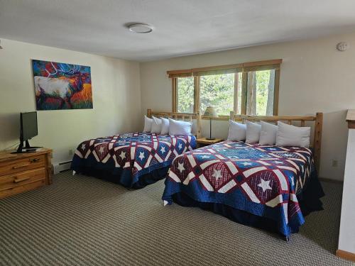 A bed or beds in a room at Swiftcurrent Lodge