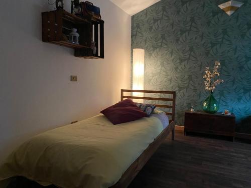 1 dormitorio con 1 cama y 1 lámpara en una mesa en I TRE PORCELLINI en Bagnoli Irpino