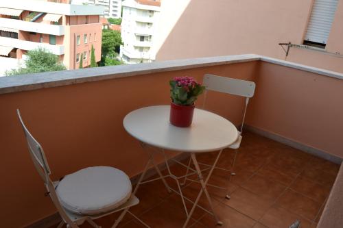 a small table and two chairs on a balcony at Apartment Bellavista in Pisa
