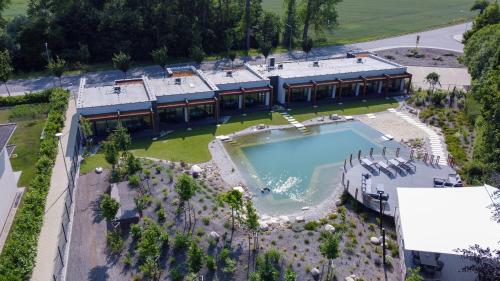 einen Luftblick auf ein Resort mit einem Pool in der Unterkunft Lovecká Bašta in Strakonice