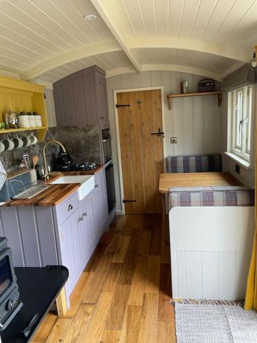 Kuchyň nebo kuchyňský kout v ubytování The Old Post Office - Luxurious Shepherds Hut 'Far From the Madding Crowd' based in rural Dorset.