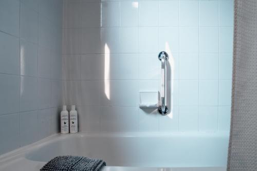 eine Badewanne mit einem Wasserhahn im Bad in der Unterkunft The Kent Motel in Niagara on the Lake