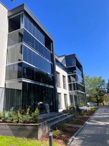 un edificio de oficinas con muchas ventanas en Kuuse apartment, en Pärnu