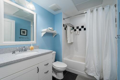 y baño con lavabo, aseo y ducha. en Harbour House stunning Studio, en Fort Myers Beach