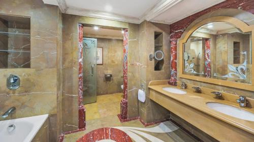 a bathroom with two sinks and a shower at InterContinental Dar Al Tawhid Makkah by IHG in Makkah