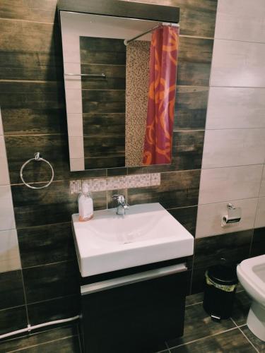 a bathroom with a sink and a mirror at ΚΛΕΟΠΑΤΡΑ in Sfendámion