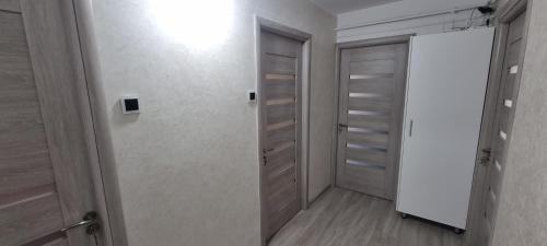 an empty hallway with a door and a closet at ILONA APARTAMENT 3 camere in Râmnicu Vâlcea