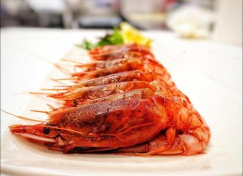 um close-up de uma lagosta num prato branco em DGS APARTHOTEL em Trapani