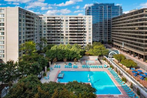eine Aussicht auf einen Pool in einer Stadt mit Gebäuden in der Unterkunft Luxury Condo in the heart of Crystal City in Arlington