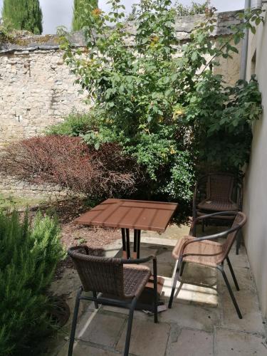 Coloniale Apt plein pied centre Bayeux près plages du débarquement avec terrasse privative et cour intérieure