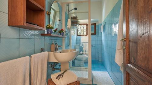 Solata的住宿－Villa Solata，一间带水槽和卫生间的浴室