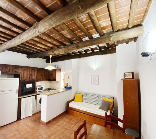 een keuken met een bank in het midden van een kamer bij Casa Refúgio in Évora