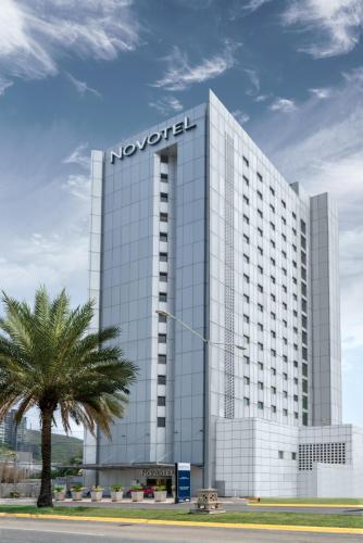 a hotel with a sign on the side of a building at Novotel Monterrey Valle in Monterrey