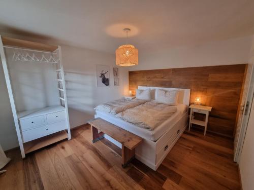 Postelja oz. postelje v sobi nastanitve Charmantes Eifel Ferienhaus an der Schavener Heide