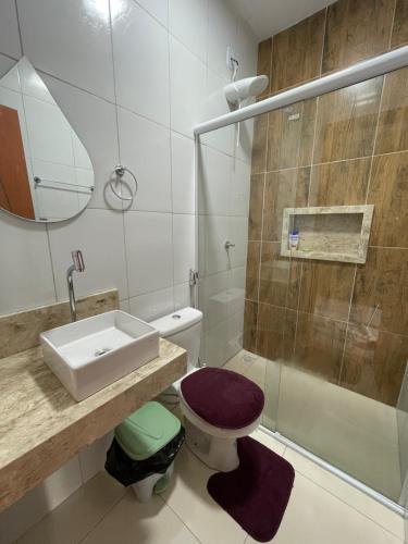 a bathroom with a sink and a toilet and a shower at DUNAS RESIDENCE CASA 13 Santo Amaro - Lençóis Maranhenses in Santo Amaro