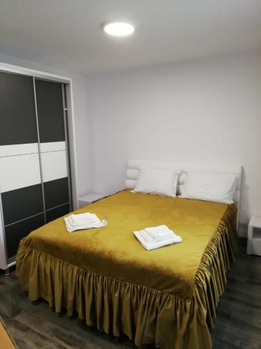 um quarto com uma cama com duas toalhas em STUDIO 25 em Vaslui