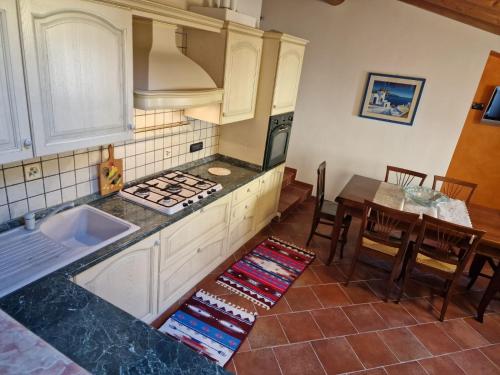 a kitchen with a sink and a table with a tableablish at Nataly in SantʼAmbrogio di Valpolicella