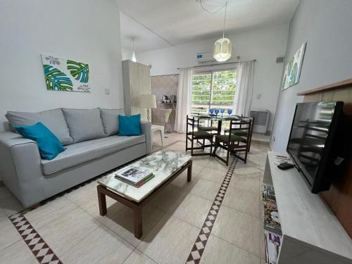 un soggiorno con divano e tavolo di Duplex 2 dormitorios con cochera en Banfield a Banfield