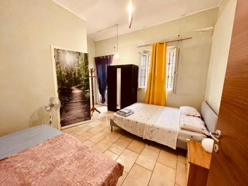 - une chambre avec 2 lits et une fenêtre dans l'établissement TORINO LOW COST, à Chivasso
