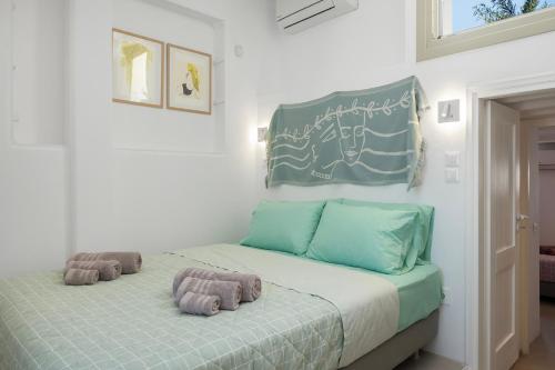 1 dormitorio con 1 cama con 2 toallas en Secret Khora, en Mykonos ciudad