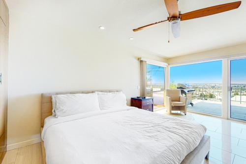 מיטה או מיטות בחדר ב-Panoramic Southridge Views Condo