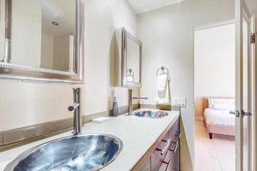 Ένα μπάνιο στο Panoramic Southridge Views Condo