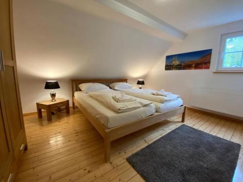 um quarto com 2 camas individuais e um tapete em Waldheimat - Ferienhaus Nürburg em Nürburg