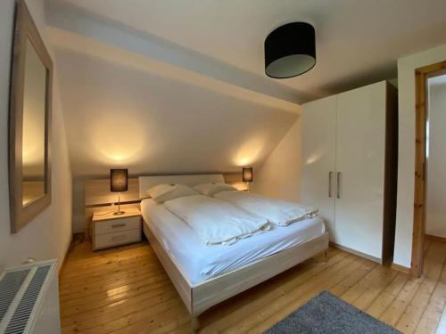 מיטה או מיטות בחדר ב-Waldheimat - Ferienhaus Nürburg