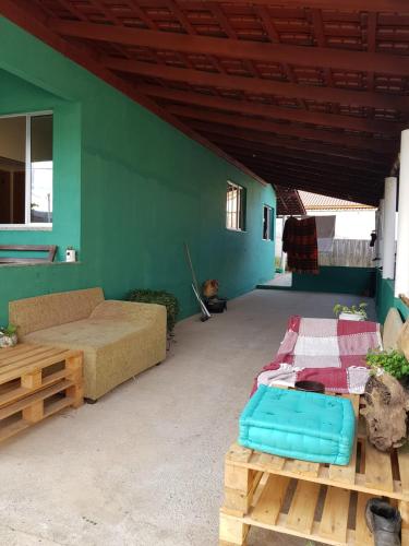a bedroom with a bed and a green wall at Abrigo Serafina#cama&café in Itamonte