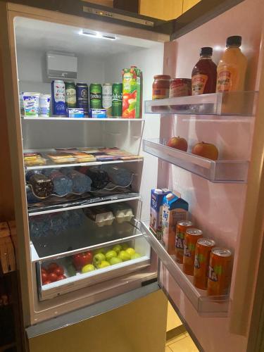 un frigorifero aperto pieno di cibo e bevande di Garden Spa Resort a Budapest