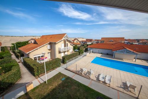 une vue aérienne d'une maison avec piscine dans l'établissement Résidence Belle Dune Blanche, maisons et appartements, à Biscarrosse-Plage