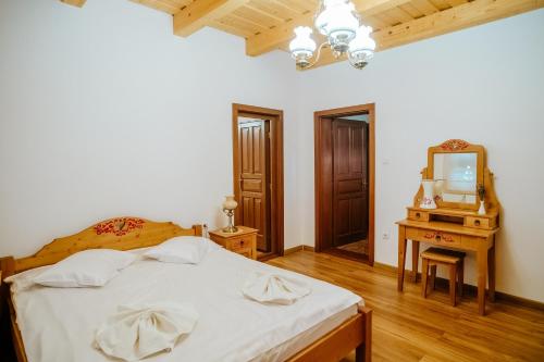 a bedroom with a bed and a dresser and a mirror at Castel Haller in Ogra