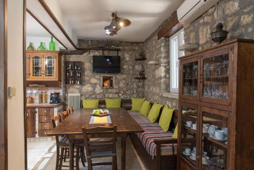 comedor con mesa y sillas verdes en metaxas house en Mikros Gialos