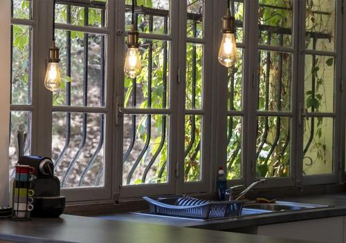 une cuisine avec une fenêtre donnant sur un arbre dans l'établissement Charmant Rez de Villa climatisé rénové, 90m2 avec parking, à Cassis