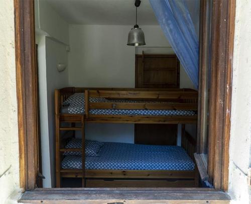 une petite pièce avec deux lits superposés dans l'établissement Charmant Rez de Villa climatisé rénové, 90m2 avec parking, à Cassis