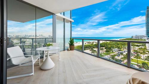 Elle comprend un balcon offrant une vue sur l'océan. dans l'établissement Ocean View Residence at W South Beach -1014, à Miami Beach