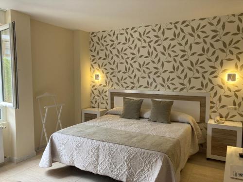 Ένα ή περισσότερα κρεβάτια σε δωμάτιο στο Hotel El Refugio 3 estrellas