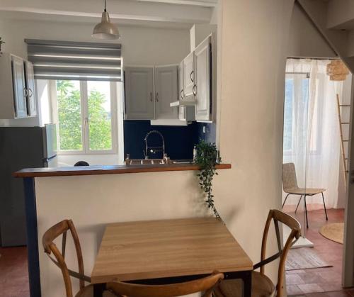 - une cuisine avec une table en bois et un comptoir dans l'établissement L’Attellu, à Feliceto