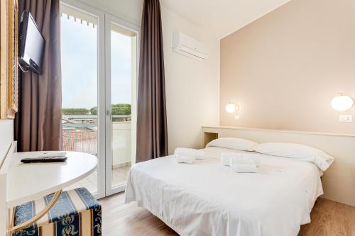 une chambre d'hôtel avec un lit et une fenêtre dans l'établissement Hotel Schiller, à Cervia