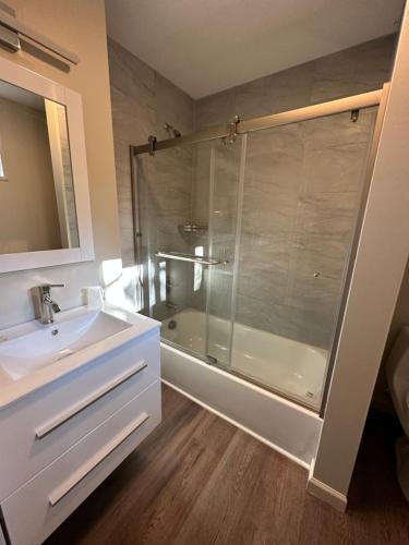 een badkamer met een douche, een wastafel en een bad bij Crater Lake Gateway - Hwy 140 in Klamath Falls