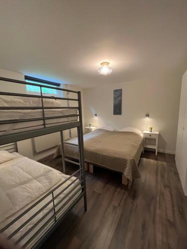 een slaapkamer met 2 stapelbedden en een lamp bij Furuvägen 11 D in Ullared