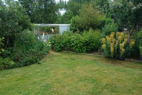 Ein Garten an der Unterkunft Petit nid des années 30 sur les hauts de Morlaix