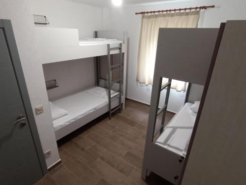 a small room with two bunk beds and a window at Hostel Hangout in Bar