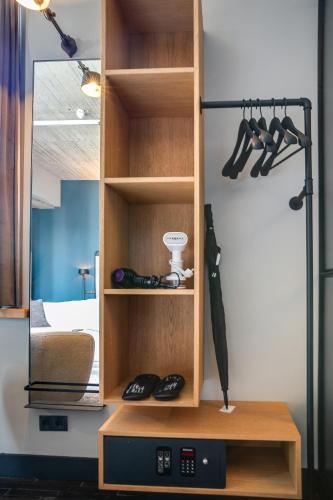 a room with a closet with a mirror and a bed at The Duke Boutique Hotel in Den Bosch