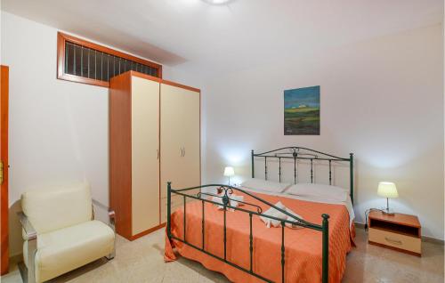 una camera con letto e sedia di Beautiful Apartment In Pozzallo With Wifi a Pozzallo