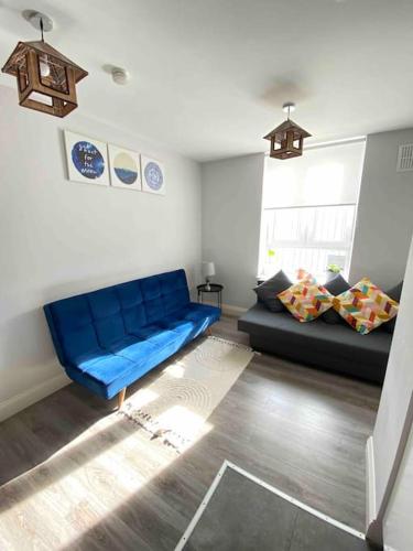 sala de estar con sofá azul y ventana en Lovely 1 Bedroom apartment in Dublin 1 en Dublín