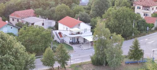 an aerial view of a white house with a street at Apartman Vlatka in Kninsko Polje