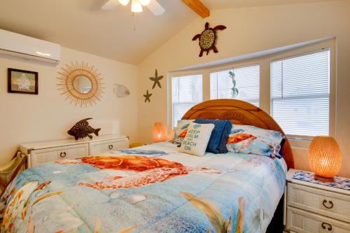1 dormitorio con cama y ventana en Cozy Waterfront Port Isabel Cottage with Deck!, en Port Isabel