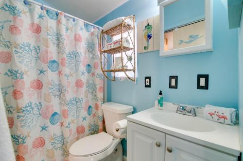 y baño con aseo y lavamanos. en Cozy Waterfront Port Isabel Cottage with Deck!, en Port Isabel